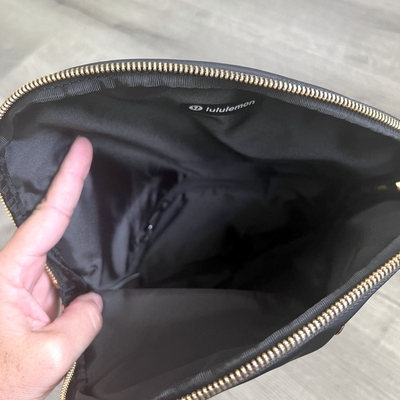 Lululemon - All Night Festival Bag 5L (The larger one) - Black/Gold - NEW! - Picture 9 of 9